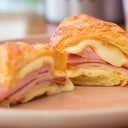 Foto de Medialunas con jamón y queso