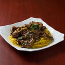Foto de fideos de curcuma con carne mongoliana