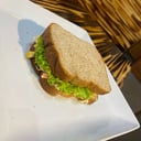 Foto de Sandwich de pollo y huevo (pan de salvado, pollo, zanahoria, choclo, huevo y lechuga) aderesos a disposicion