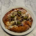Foto de Pizza estilo napolitano individual de cebolla caramelizada y queso azul 