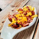 Foto de CHORIZO DE LA CASA CON TOCINETA Y PAPAS BAÑADAS EN QUESO CHEDDAR 