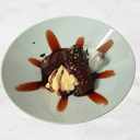 Foto de Brownie con helado de vainilla y chocolate caliente.