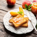 Foto de 3 tostadas con mermelada de durazno