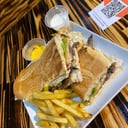 Foto de Sandwich de lomo con papa + mayonesa casera + cheddar para 2 personas