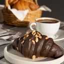 Foto de CROISSANT CUBIERTO DE CHOCOLATE Y CACAHUATE