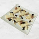 Foto de Cuñas de queso curado con miel de azahar.