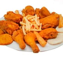 Foto de 1 pollo broaster+papa francesa+yuca+patacon+arepa+salsas