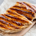 Foto de pechuga grillada con guarnición a elección