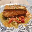 Foto de Salmón a la parrilla con salsa Bilbaina