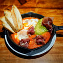 Foto de Huevos Rancheros, café y jugo natural.