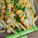 Foto de PAPAS COON CHEDDAR, VERDEO Y PANCETA