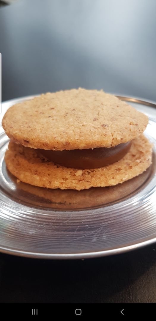 Foto de Alfajor de masa de almendra con dulce de leche