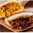 Foto de Arepa asada rellena con carne,  pollo desmechado ó chicharrón