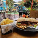 Foto de Sándwich de lomo saltado con papas fritas