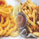 Foto de Rabas con papas fritas y salsa