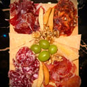 Foto de Tabla Ibéricos:Jamón,lomo,queso,uvas y tomate cheery