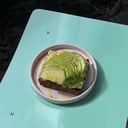 Foto de Tostada de huevo revuelto y palta.