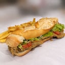 Foto de sandwich de milanesa de carne tomate y lechuga