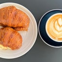 Foto de Desayuno Flat White con 2 medialunas
