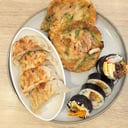 Foto de 2 mini haemul pajeon + 5pz kimbap + gunmandu