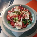 Foto de Ensalada COTAZERO ( Lechuga, tomate cherry, beycon crujiente, queso de cabra.)