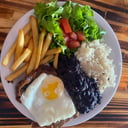 Foto de Prato feito: arroz, poroto, ensalada, papa frita, chuleta y huevo