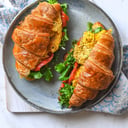 Foto de Croissant de jamón, queso, lechuga, tomate y huevo