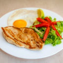 Foto de Pollo grillado con guarnicion (aclarar guarnicion en comentarios)