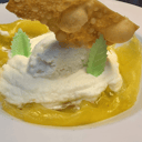Foto de La trilogía del plátano: plátano confitado en miel con su espuma y su crujiente con helado de caramelo