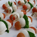 Foto de Pincho de tomates  cherry, queso  mozzarella y albahaca