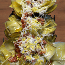 Foto de Alcachofas a la brasa con tartar de chorizo de ciervo, pistacho y queso Picón de Cuenca -4 unidades-