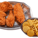 Foto de 1/2 pollo broaster+papa salada+patacon+salsas