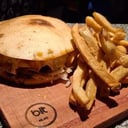 Foto de Sanguche de hamburguesa con fritas SIN T.A.C.C.