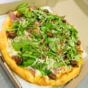 Foto de Grande de rucula y jamón crudo