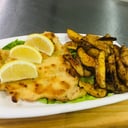Foto de Suprema de pollo al plato acompañada de papas fritas o puré de papas