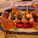 Foto de Tataki de salmón con salsa takoyaki, sésamo, chips de arroz y humus de remolacha