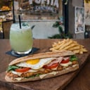 Foto de Sandwich de milanesa con papas fritas