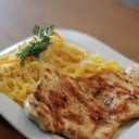 Foto de FETTUCCINE EN SALSA A LA HUANCAÍNA CON FILETE DE POLLO