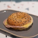 Foto de Bagel de jamón y queso