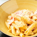 Foto de PENNE ALFREDO CON POLLO Y JAMÓN
