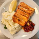 Foto de Trucha a las Brasas c/ puré de papa con rúcula