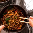 Foto de Yakisoba de pollo y camarones 