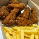 Foto de Porción de alitas con papas y dos salsas
