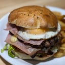 Foto de Hamburguesa completa con fritas 