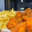 Foto de Porción GRANDE de nuggets con papas y 3 salsas