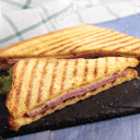 Foto de TOSTADO EN PAN DE MIGA DE LOMITO AHUMADO Y QUESO