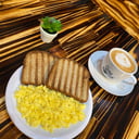 Foto de Combo 2: Huevo revuelto + 2 rabanada de pan tostado + cafe con leche