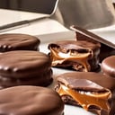 Foto de Alfajores bañados con chocolate y rellenos de frutas