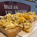 Foto de Tosta de revuelto con queso roquefort y cebollino