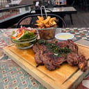 Foto de RIBEYE CON PAPAS FRITAS Y ENSALADA